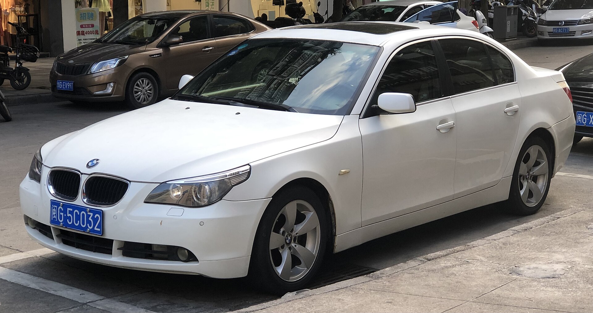 5 Series E60 L Long-wheelbase Sedan in a real licensed photograph