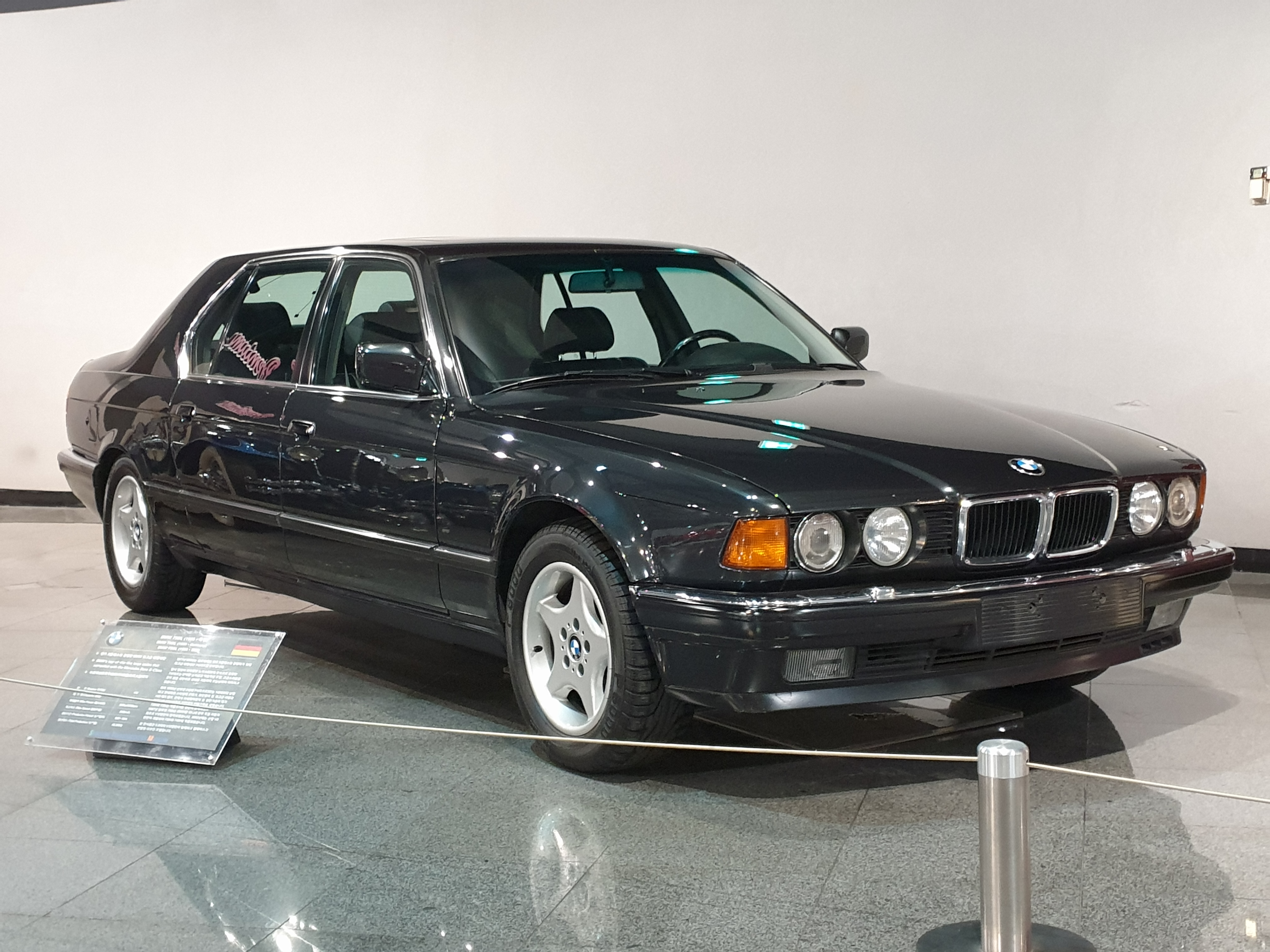 Удлинённый седан BMW E32 L на реальной лицензированной фотографии
