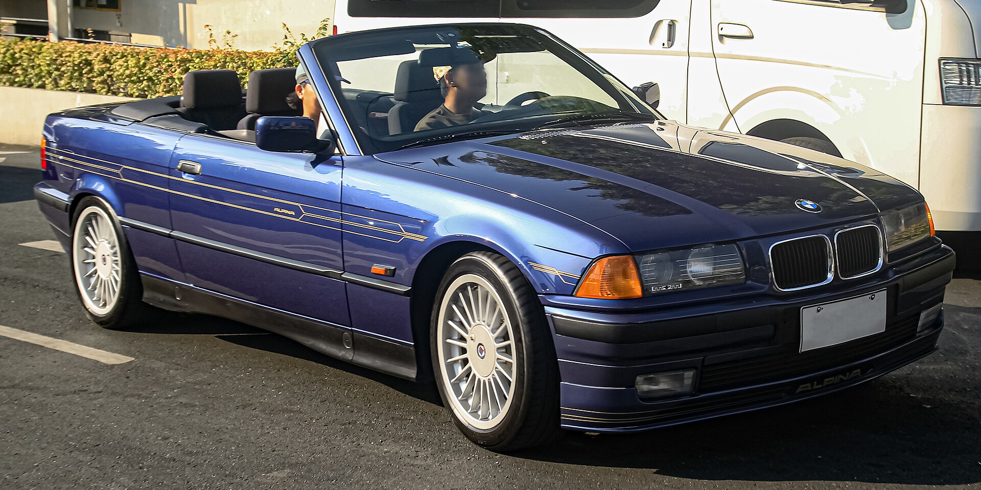 Кабриолет BMW ALPINA B3 E36 Cabriolet на реальной лицензированной фотографии