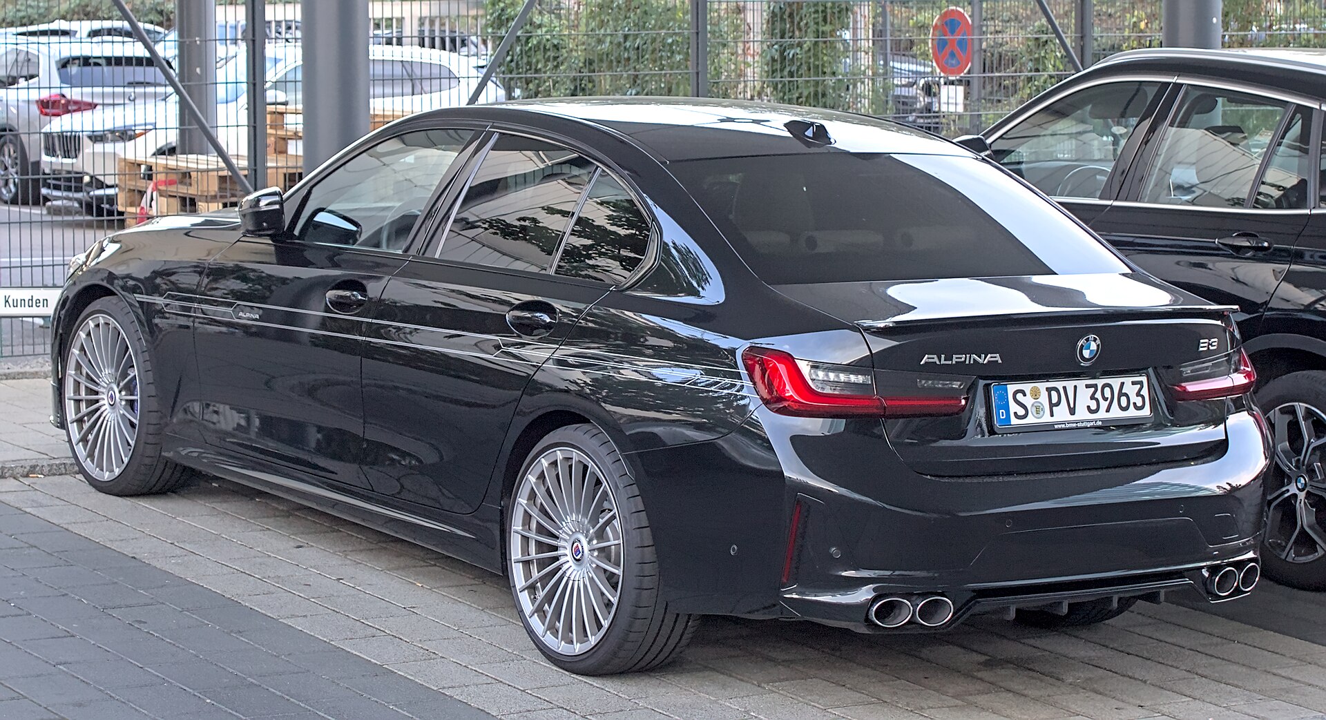Седан BMW ALPINA B3/D3 G20 Sedan на реальной лицензированной фотографии