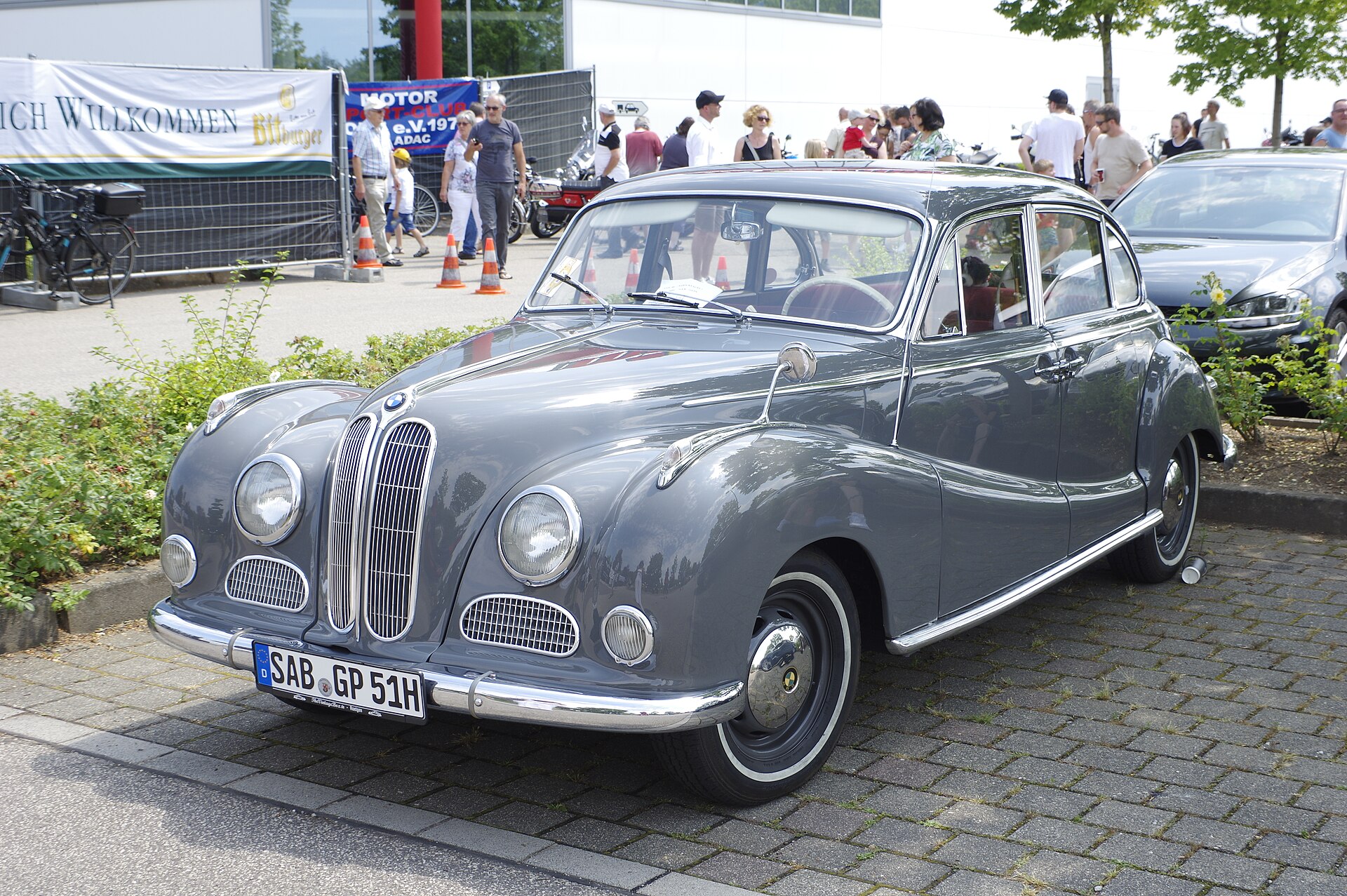 501 / 502 501/502 Sedan in a real licensed photograph