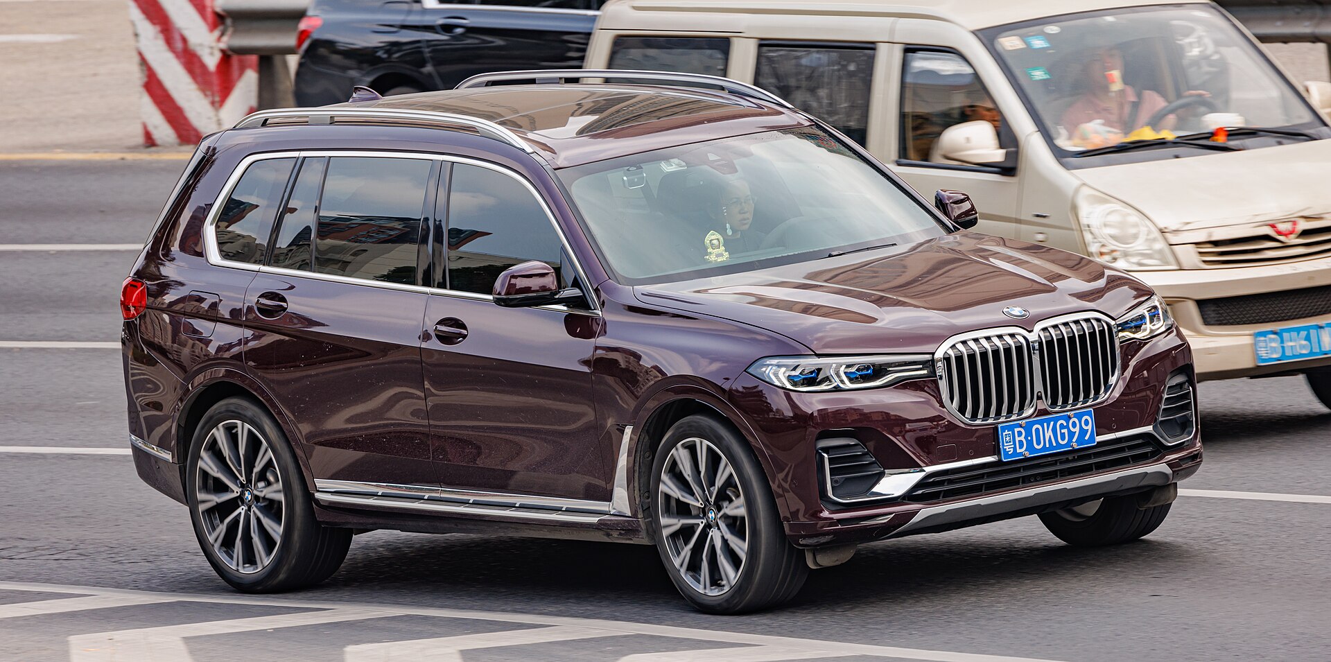 X7 G07 Sports Activity Vehicle in a real licensed photograph