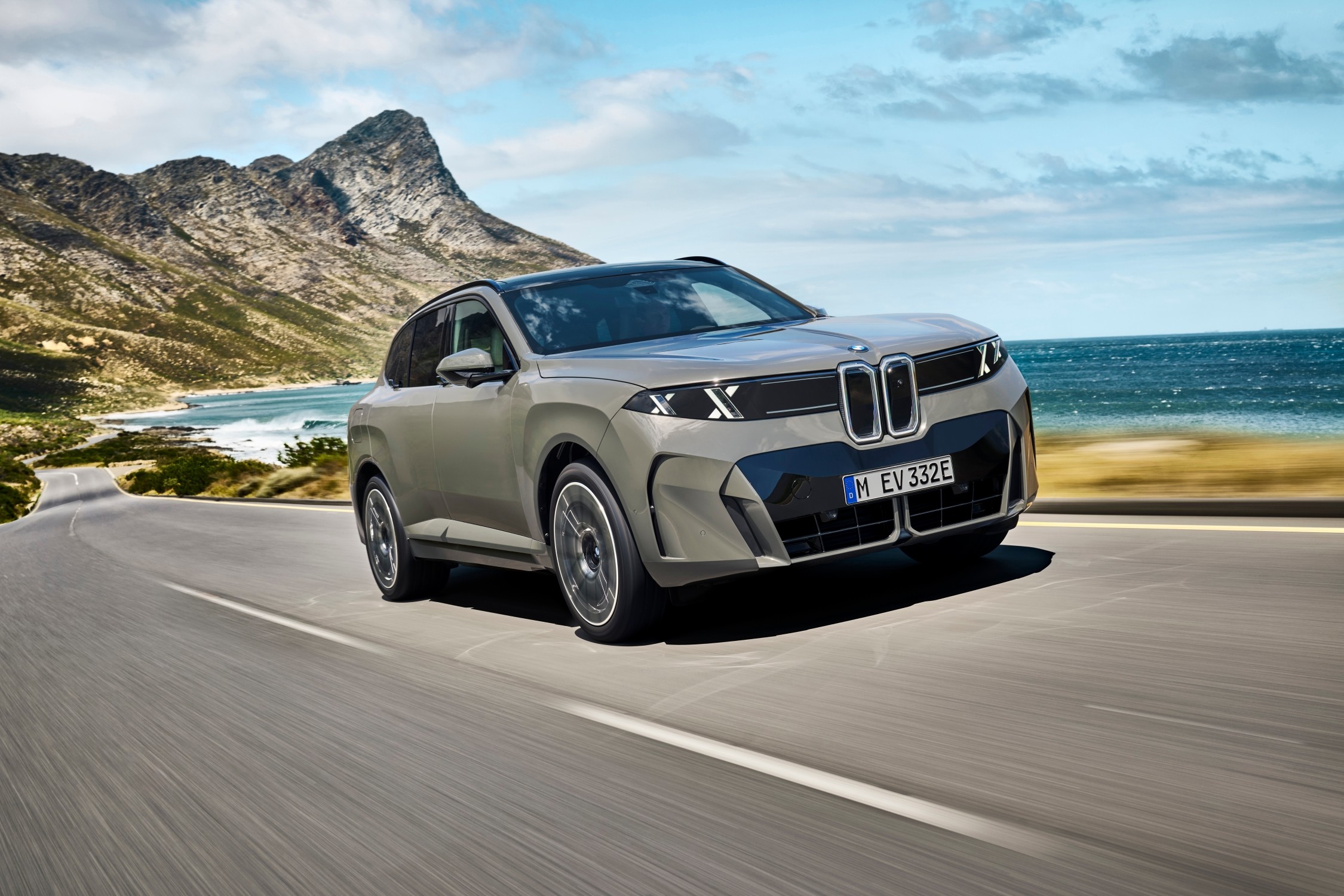 Silver BMW iX5 G65 in the official front three-quarter launch photograph
